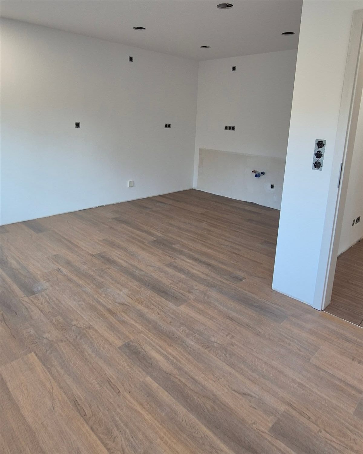Fertig verlegter Vinylboden in Holzoptik in einem hellen Raum