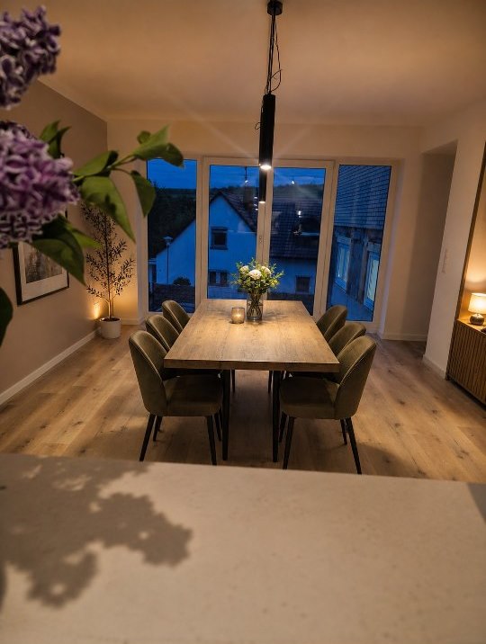 Fertig renovierter Wohn- und Essbereich mit Holzboden am Abend